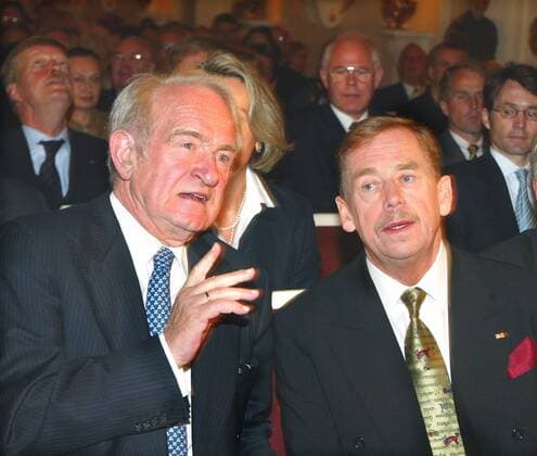 National Prize for Havel Copyright IMAGO Herrmann Date 18 06 2003 Subject Awarding of the National Prize, worth 100,000 euros, to Václav Havel at the Schauspielhaus Berlin In attendance were Federal President Johannes Rau Copyright: xEventpressxHerrmannx