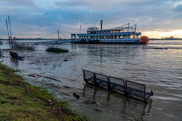 Rhine flood, riverside promenade in Wesel, partly the river water already spills onto the paths, pier of the excursion boat River Lady, Wesel, NRW, Germany, Rhine flood