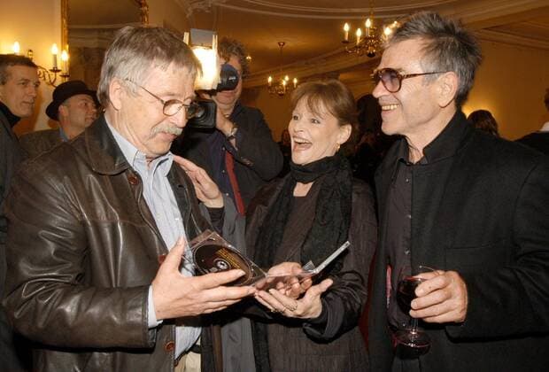 90th birthday of George Tabori 90th birthday of George Tabori IMAGO Mathias Krohn Date 24 5 2004 Topic V l Wolf Biermann , Angelika Domröse and Hilmar Thate at the 90th birthday of George Tabori in the Berliner Ensemble on 24 5 2004 Copyright: xEventpressx xMathiasxKrohnx