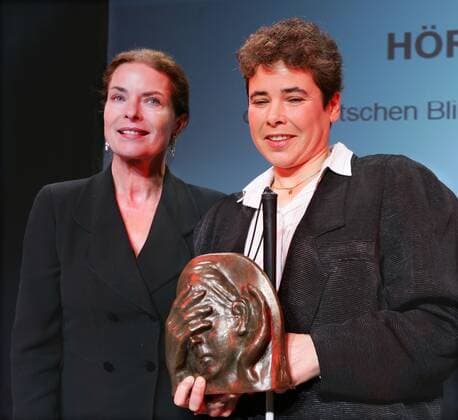 Hoerfilmpreis Copyright IMAGO Herrmann 13 12 2004 Topic The Association for the Blind and Visually Impaired awarded the Hoerfilmpreis 2004 by patron Mario Adorf in the atrium of the Deutsche Bank Berlin with jury member Gudrun Landgrebe and prize winner Evelyn Sallam. Copyright: xEventpressxHerrmannx