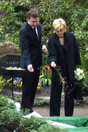 Funeral of Harald Juhnke Copyright IMAGO Gerd, 09 04 2005, Theme Funeral of Harald Juhnke at the cemetery in Berlin Dahlem, in the presence of numerous mourners, celebrities, family, with Carmen Nebel, son Gregor, Copyright: xEventpress Gerdx