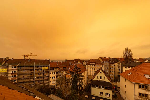 Rare weather phenomenon in Stuttgart and the whole of southern Germany Dust and sand from the Sahara lie in the air and colour the sky sulphur yellow At the same time visibility is limited 06 02 2021, Germany, Baden Württemberg, Stuttgart
