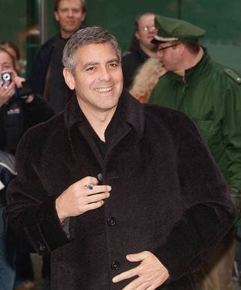 George Clooney in Berlin Copyright IMAGO Radke 10 02 2006 Theme Berlinale 2006 Premiere of Syriana with George Clooney Keywords actor, autograph, Berlinale, palace, film festival, award Copyright: xEventpressxRadkex