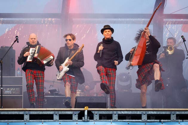 Kai Engel, Harry Alfter, Peter Brings and Stephan Brings of Brings at the car concert Carneval session 1 of Bonnlive at the Südstadion Due to the ongoing corona crisis, carnival events are largely cancelled this year, the Cologne Shrove Monday procession will only take place virtually, concerts are subject to strict restrictions Cologne, 06 02 2021 Foto:xC.xHardtx xFuturexImage
