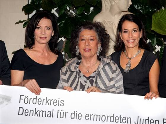 Charity Dinner Lea Rosh Presentation of cheques Anne Will, Iris Berben , Prof Lea Rosh m CHARITY DINNER for the Room of the Names of the Holocaust Memorial at the Hotel Adlon in Berlin in Berlin Copyright IMAGO Herrmann Date 23 09 2008 IMAGO Photo Agency Berlin Henry H Herrmann Copyright: xEventpressxHerrmannx