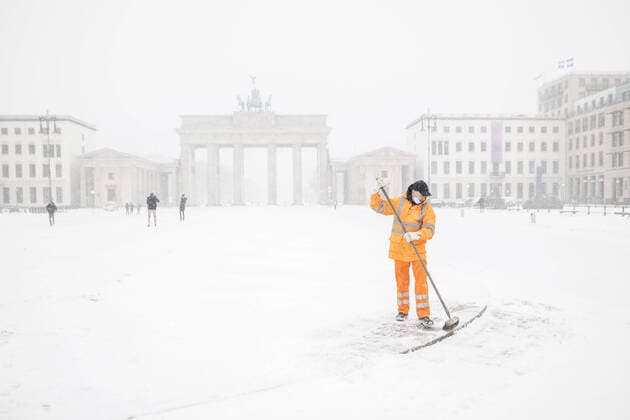 An employee of the BSR Berliner Stadtreinigung sweeps snow, taken on the Pariser Platz in front of the Brandenburg Gate after heavy snowfall in Berlin, 08 02 2021 In the northern half of Germany there are partly thunderstorm-like snowfalls and double-digit minus temperatures Only for editorial use Berlin Germany Copyright: xFlorianxGaertner photothek.dex