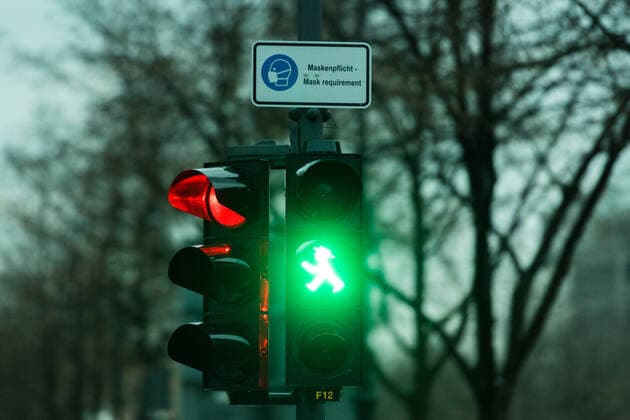 Berlin, sign for the mask obligation A sign at a traffic light which asks to wear a mask on 06 02 2021 in Berlin Berlin Germany