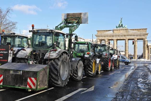 Peasant protests with tractors on the Straße des 17 Juni 10 02 2021 Peasant protests with tractors on the Straße des 17 Juni 10 02 2021, in the background Brandenburg Gate Berlin Straße des 17 Juni, Berlin Berlin GER