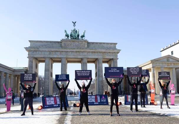 14 02 2021 , Berlin Mitte One Billion Rising demonstration and dance at the Brandenburg Gate against violence against girls and women live stream under Corona conditions Dance at home digital and save