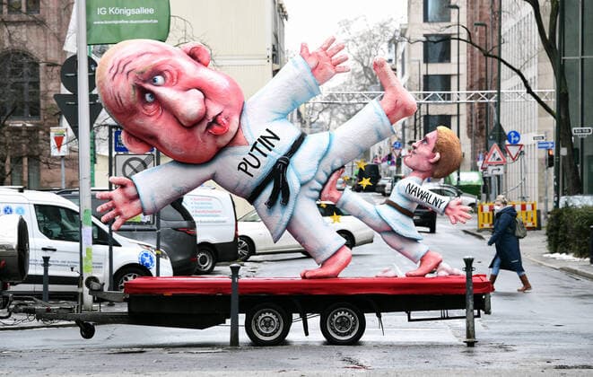 Despite the cancelled carnival, float builder Jacques Tilly sends some motto floats through the almost empty Düsseldorf on Rose Monday Here on the topic of Kremlin critic Nawalny and Russias President Putin