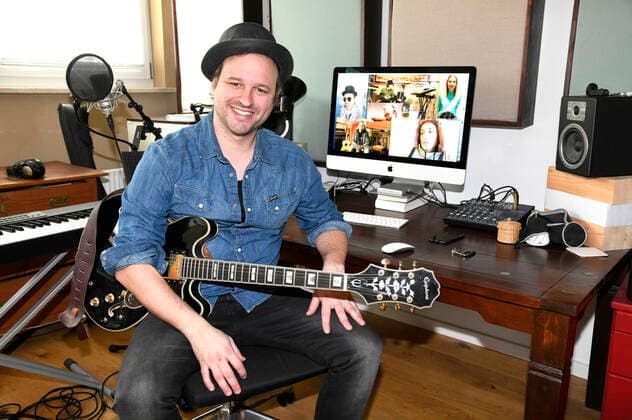 Phil Höcketstaller from Hundling at the current recording studio station mission special with the current video Wofür in the lockdown version in his recording studio near Munich 17 02 2021 Foto:xS.xAdamx xFuturexImage