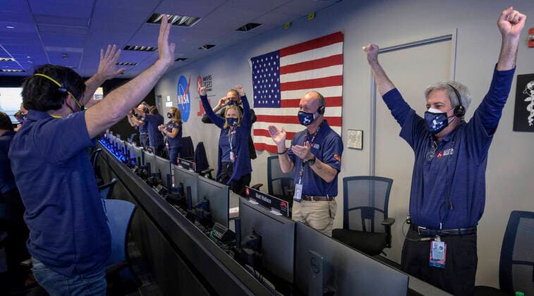 Bilder des Jahres 2021, News 02 Februar News Themen der Woche KW07 News Bilder des Tages STYLELOCATIONMembers of the NASA Perseverance Mars rover mission team react with joy as the spacecraft successfully landing on the surface of Mars in mission control at the NASA Jet Propulsion Laboratory February 18, 2021 in Pasadena, California. Pasadena United States of America - ZUMAp138 20210218_zaa_p138_023 Copyright: xBillxIngalls Nasax