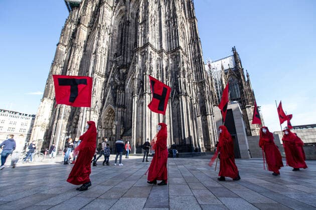 Extinction Rebellion vigil in front of the Cologne Cathedral On Saturday 21 02 21, a vigil took place on the Domplatte in Cologne on the occasion of the deletion of a contribut