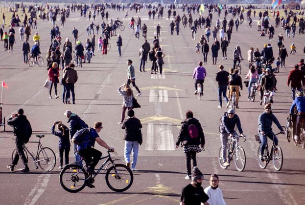 Incidence rate rises again Berlin, DEU, 21 01 2021 Thousands of people are enjoying the first warm rays of sunshine on Tempelhofer Feld, not easy to keep the distance rule The number of new infections per 100,000 inhabitants reported within seven days is currently 60.2 nationwide, according to the RKI, rising for the second day in a row Berlin Berlin G