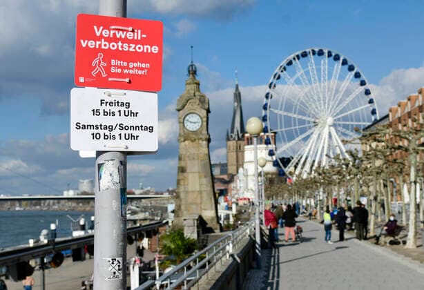 F95 H96 Düsseldorf, NRW 26 2 2021, Corona, Please move along Due to the crowds last weekend, the city of Düsseldorf has imposed a no-stopping rule for the Rheinuferpromenade in the Altstadt This applies on Fridays from 3pm to 1am and on Sat Sun from 10am to 1am It is still 2 50 on Friday and people are taking advantage of the time on the