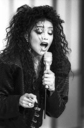 LaToya Jackson pop singer 12 87 ru LaToya Jackson in December 1987 in Die verflixte 7 , ARD USA american american female singer singing pop pop music model model TV show television show television us american female singer tall portrait half standing singing gesticulating live performance stage sw La Toya