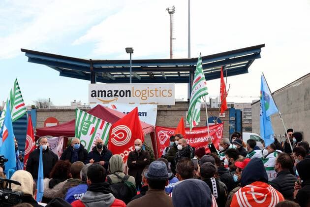 photo ipp clemente marmorino milan 22 03 2021 amazon shipments blocked for a day in italy for the strike of logistics workers in the photo the garrison outside of a logistics center amazon amazon logistics via toffetti headquarters multinational  0