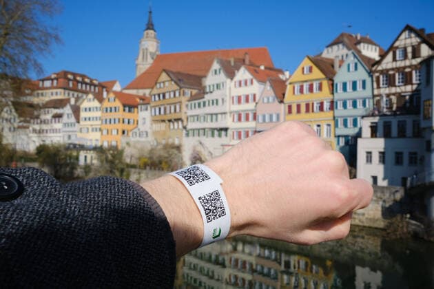 Tuebingen Tuebingen converts day ticket to digital system Tuebingen, 24 03 2021 Those who get tested at one of the nine stations in the city area will now receive a wristband with a QR code Tuebingen, 24 03 2021 Copyright: xEibner-Pressefoto ThomasxDingesx EP_TDS