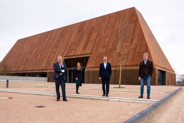 Molfsee, 26 March 2021 Exactly four years after the groundbreaking ceremony, the Jahr100Haus, the new exhibition and entrance building at the Open Air Museum Molfsee, will open its doors on 30 March 2021 While the last trees are being planted, the building will be presented to the press The handing over of the keys will take place in a liv
