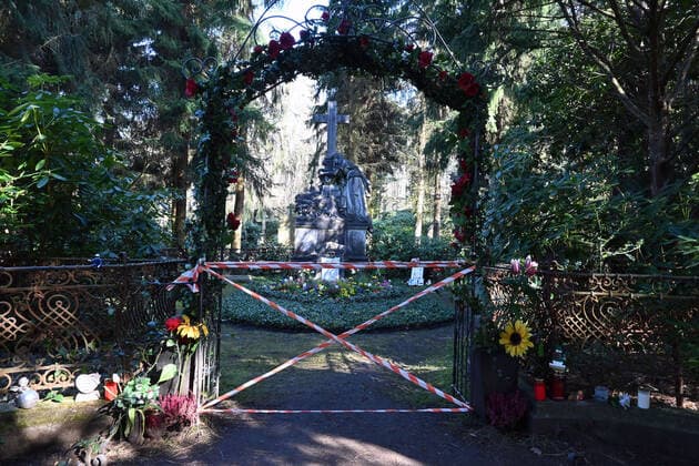 Hamburg the 30 03 2021, Vadalism at the gravesite of Jan Fedder on the Ohlsdorfer cemetery rioters tear gates from a rose arch and open the entrance to the gravesite They put down already on Friday the locked gate in a