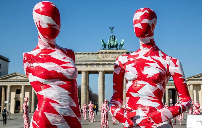 Mannequins Brandenburg Gate Berlin, 31 03 2021 Mannequins wrapped in barrier tape stand and sit on parking benches at the Brandenburg Gate Protest action during the lockdown in the Corona Pandemic Due to the mannequins the Pariser Platz does not look empty