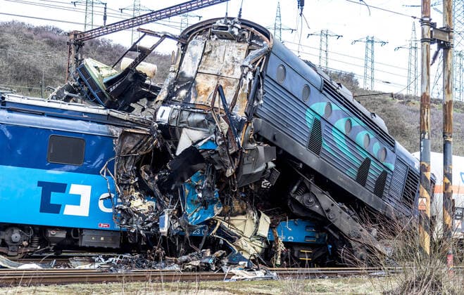Bilder des Jahres 2021, News 04 April News Themen der Woche KW14 The clash of two freight trains near the village Svetec, North Bohemia, Czech Republic, on Sunday, April 4, 2021, claimed the life of one engine driver, while the other was injured. On the photo of Tuesday, April 6th, removing the consequences of an accident. (CTKxPhoto VojtechxHajek) CTKPhotoP2021040604546 HAJ 4