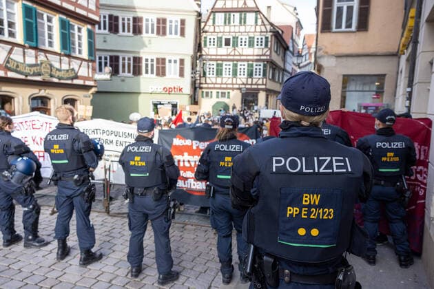 Tuebingen City Tuebingen Demonstration Querdenker Assembly Counter-demonstration Almost 150 Querdenker and other opponents of the pandemic restrictions demonstrated in Tuebingen on the market square The Copyright: xDennisxDuddek xEibnerxPressefotox EP_DDU
