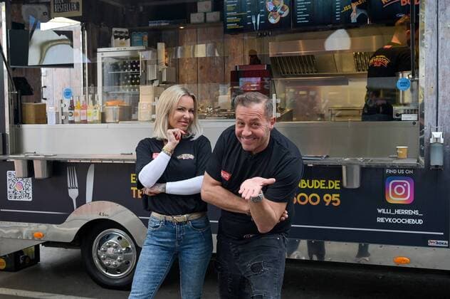 Opening of Willi Herrens Rievkooche Bud on 16 04 2021 at the Selgros in Cologne Willi Herren presents his Reibekuchen Truck at the Selgros in Cologne Desiree Hansen Miss Sugar , left and Willi Herren, right xJFx