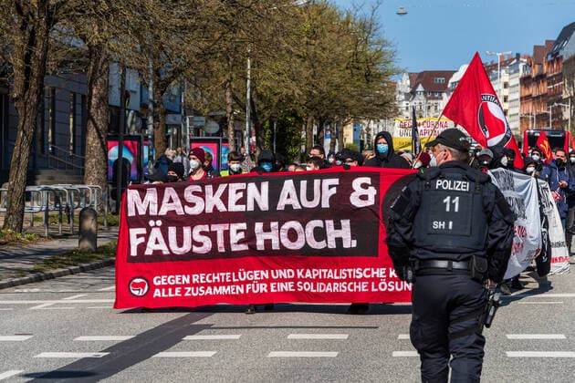 Kiel, 17 04 21 Rally on the Adolfplatz in Düsternbrook of rather left opponents of the Corona Restrictions under the motto Masks on and fists up against right-wing lies and capitalist crisis politics Afterwards procession over the Holtenauer Straße into the city centre