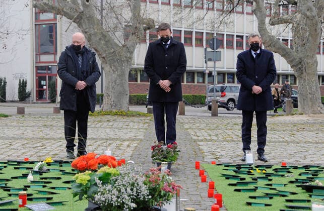 On the occasion of the central memorial service for the victims of the Corona Pandemic, Minister President Tobias Hans, State Parliament President Stephan Toscani and Constitutional Court President Prof Dr Roland Rixecker will light candles on Sunday 18 04 2021 at the me bub