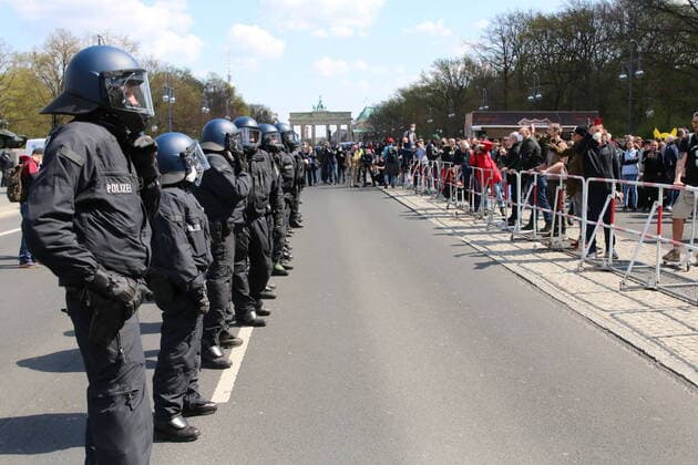 Thousands of people demonstrate against the amendment of the Infection Protection Act Due to violation of the Corona requirements, the demonstration in the government district was dispersed Berlin police disperses anti-Corona demonstration in Berlin government district xsesx