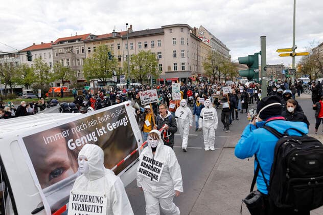 Demonstration in Kreuzberg under the motto Generation with each other Heart matter from the circle of lateral thinkers movement On the fringes of the demo there were numerous counter-protests Berlin, 24 04 2021 Foto:xJ.xMWx xFuturexImage