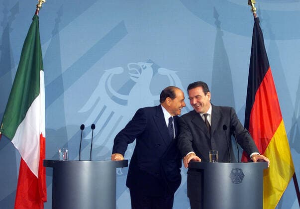 Gerhard Schröder jokes with Silvio Berlusconi German Chancellor Gerhard Schröder and Silvio Berlusconi, Prime Minister of the Italian Republic, Italy, during PRESS STATEMENT, Berlin 26 09 2001, Berlin Germany