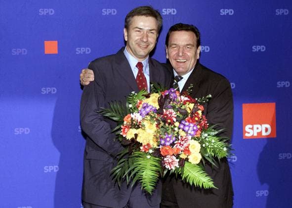 Schroeder congratulates Wowereit Chancellor Gerhard Schroeder congratulates Klaus Wowereit after his election victory, governing mayor of Berlin, one day after the elections for the Berlin House of Representatives, before the beginning of a party executive meeting, Berlin, 22 10 2001, Berlin Germany