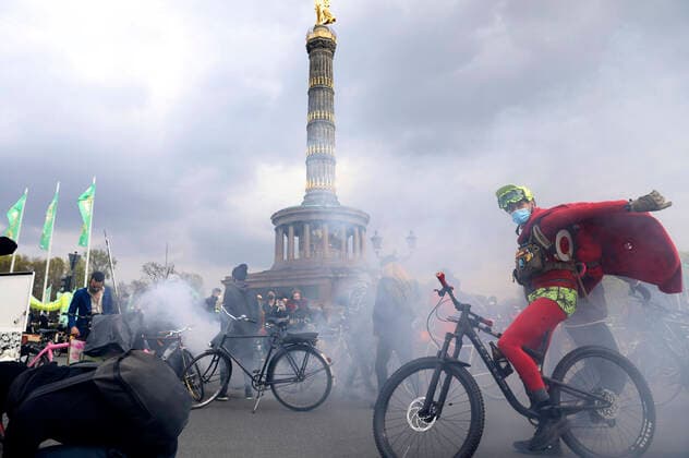 Bicycle demonstration on 1 May in Berlin After rally the capitalism-critical protest MyGruni cycles to the villa district Grunewald Berlin, 01 05 2021 Foto:xB.xKriemannx xFuturexImage
