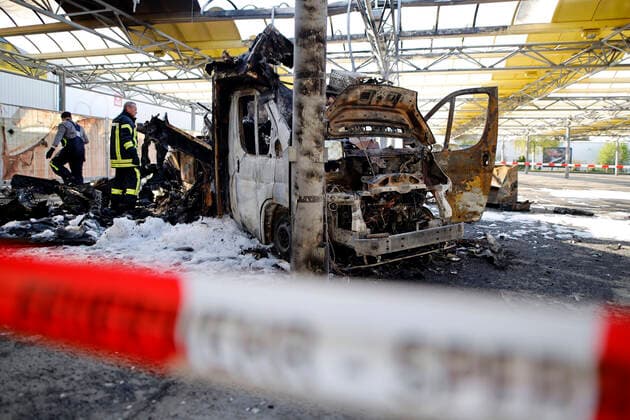 Willi Herrens Reibekuchen food truck burned down in the parking lot of the Selgros wholesale market The fire department is investigating the wreckage Why the food truck burned down has yet to be determined Willi Herren was found dead in his apartment in Cologne on April 20 He had opened the food truck only a few days before his death Frechen, 03 05 2021 Foto:xC.xHardtx xFuturexImage