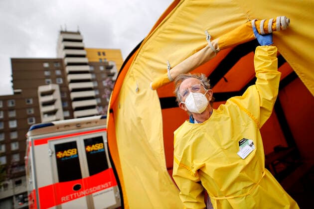 The city of Cologne begins to vaccinate people in districts with a particularly high incidence, so-called high-incidence areas In Chorweiler, Corona vaccination teams are therefore on the road A vaccination bus is also used Cologne, 04 05 2021 Foto:xC.xHardtx xFuturexImage
