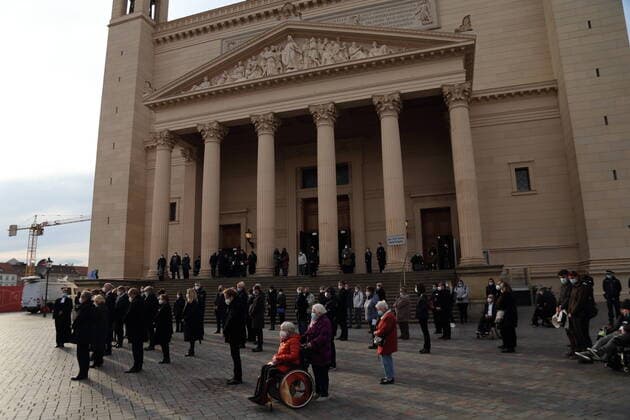 People stand in front of the Nikolaikirche and commemorate the people killed in the Oberlinhaus, Alter Markt, Potsdam, 6 May 2021 Memorial service in Potsdam