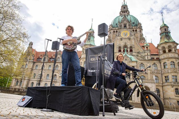 Lower Saxony, Hanover, Culture, Culture fahr rad makes music mobile, Hanovers first rolling culture bike with compact and mobile mini stage transforms squares and places in the city into an open air concert hall. Head of the Department of Culture Konstanze Beckedorf and Daniel Zeinoun, who came up with the idea of the culture bike, present the converted cargo bike,