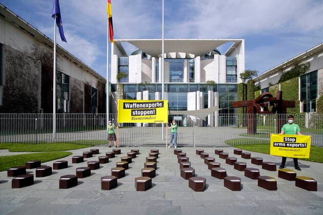11 05 2021, Berlin, Germany Photo On the occasion of the annual general meeting of Rheinmetall, Greenpeace activists demonstrated symbolically with bags in front of the Federal Chancellery, against the supply of German war weapons and other armaments to third countries.