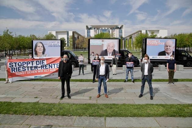 11 05 2021, Berlin, Germany Stoppt die Riester Rente Foto Under the slogan Stoppt die Riester Rente, a consumer alliance consisting of Der Bund der Versicherten e V , BdV, Verbraucherzentrale Bundesverband, vzbv and Buergerbewegung Finanzwende, demonstrated in front of the Chancellors Office for an end to the Riester pension.