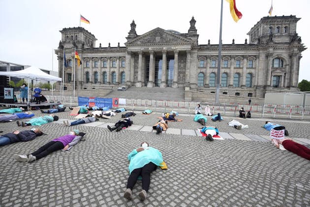 On the occasion of the International Day of Care, industry representatives drew Copyright: epd-bild JuergenxBlume EDITORIAL USE ONLY