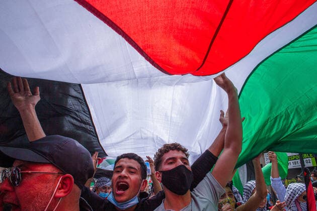May 15, 2021, Madrid, Spain: protesters chant slogans under a giant Palestinian flag during a demonstration against the Israel attacks on the Palestinian people in Gaza. Madrid Spain - ZUMAs197 20210515_zaa_s197_106 Copyright: xLuisxSotox