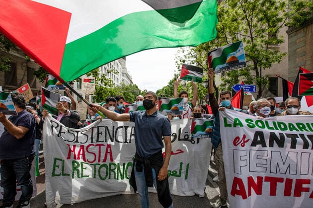 May 15, 2021, Madrid, Spain: Protesters chant slogans while holding banners during a demonstration in solidarity with the Palestinians and against Israeli attacks on Gaza Strip in Madrid. Madrid Spain - ZUMAs197 20210515_zaa_s197_152 Copyright: xGuillermoxGutierrezxCarrascalx
