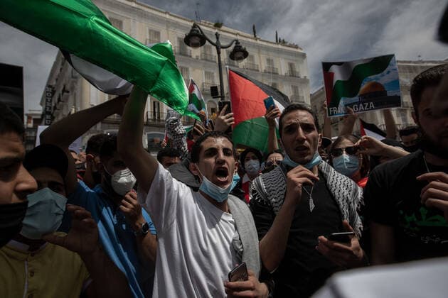 May 15, 2021, Madrid, Spain: Protesters chant slogans during a demonstration in solidarity with the Palestinians and against Israeli attacks on Gaza Strip in Madrid. Madrid Spain - ZUMAs197 20210515_zaa_s197_166 Copyright: xGuillermoxGutierrezxCarrascalx