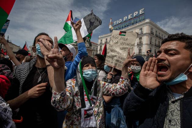 May 15, 2021, Madrid, Spain: Protesters chant slogans during a demonstration in solidarity with the Palestinians and against Israeli attacks on Gaza Strip in Madrid. Madrid Spain - ZUMAs197 20210515_zaa_s197_169 Copyright: xGuillermoxGutierrezxCarrascalx