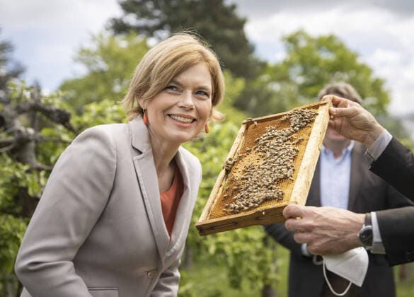 Federal Minister of Agriculture Julia Kloeckner CDU in the context of a notification on NutriBee to the Julius Kuehn Institute Braunschweig, 17 05 2021 Braunschweig Germany Copyright: xXanderxHeinl photothek.dex