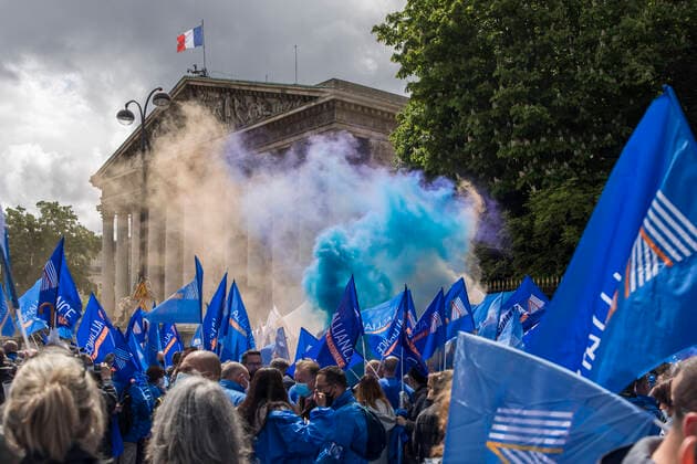 Bilder des Jahres 2021, News 05 Mai News Themen der Woche KW20 News Bilder des Tages Paris, France May 19, 2021 - Gathering of police officers at the call of the unions near the National Assembly to express their anger following the numerous attacks they have been victims of in recent months. On April 23, a police officer was murdered in Rambouillet. More recently, at the beginning of May, police officer Eric Masson was killed during an anti-drug operation in Avignon NEWS, MANIFESTATION DE POLICIERS, RASSEMBLEMENT, COLERE, POLICE, COLERE, SOCIETE, SYNDICAT DE POLICE, Copyright: xVincentxIsorex