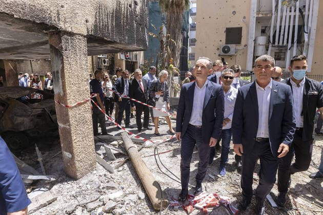 Heiko Maas, SPD, German Foreign Minister, travels to Israel and the Palestinian Territories BM Maas visits, together with the Foreign Minister of Israel, Gabi Ashkenazi and the Commander of the Israel Defense Forces Population Protection Unit, Major General Ori Gordin, a house hit by a rocket fired from the Gaza Strip in Petah Tikva Copyright: xThomasxImo photothek.netx