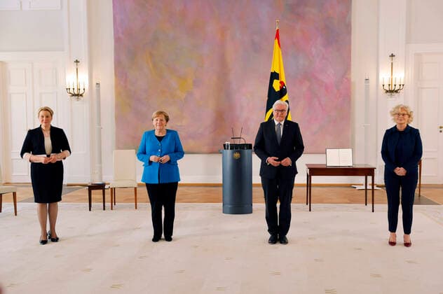 Franziska Giffey, Angela Merkel, Frank Walter Steinmeier and Christine Lambrecht at the photo opportunity to hand over the certificate of dismissal to Franziska Giffey and the certificate of appointment to Christine Lambrecht by the Federal President at Bellevue Palace Berlin, 20 05 2021 Foto:xJ.xMWx xFuturexImage